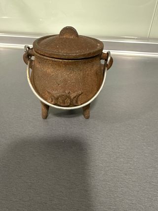 Caldero de bruja decorativo