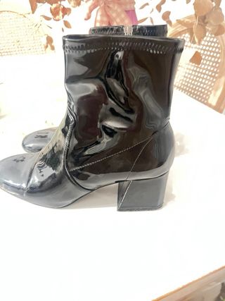 Botines charol negros