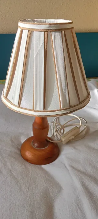 2 lámparas de mesa madera y tela