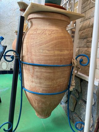 Tinaja antigua de barro AMS