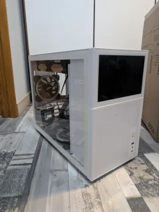 Caja Torre PC con pantalla.