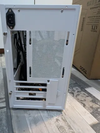 Caja Torre PC con pantalla.