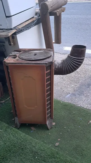 Estufa de leña color oro de.  Hierro.   Fundido