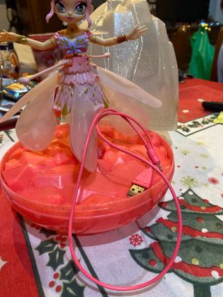 Hada voladora con alas brillantes