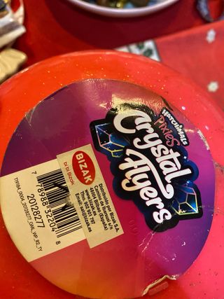 Hada voladora con alas brillantes