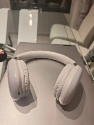 Auriculares bluetooth blancos con luces LED