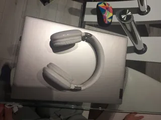 Auriculares bluetooth blancos con luces LED