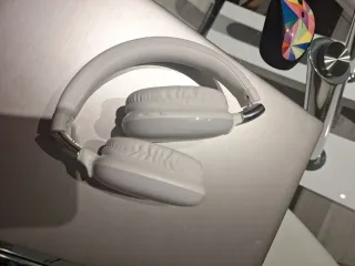 Auriculares bluetooth blancos con luces LED