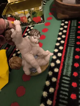 Figura de porcelana de dos querubines