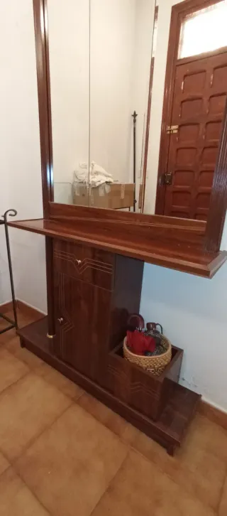 Mueble recibidor de madera con espejo