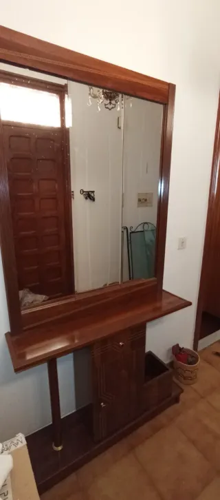 Mueble recibidor de madera con espejo