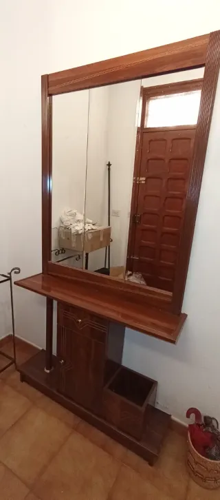 Mueble recibidor de madera con espejo