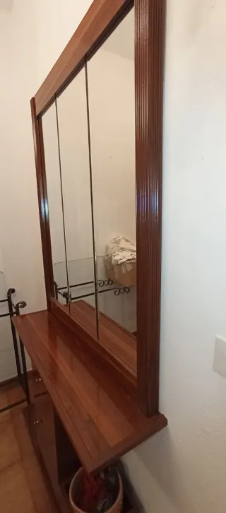 Mueble recibidor de madera con espejo