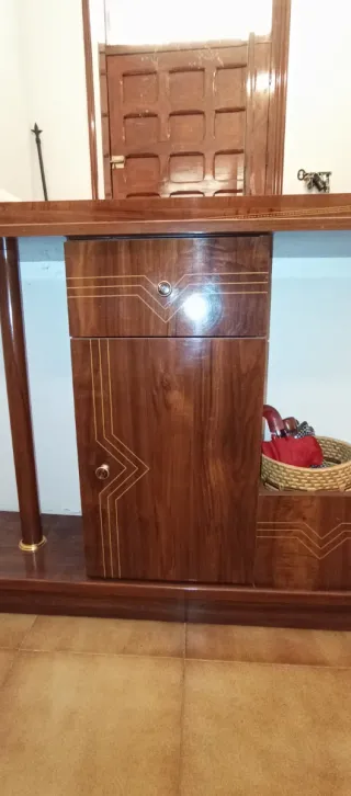 Mueble recibidor de madera con espejo