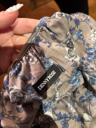 Vestido asimétrico gris floral manga larga