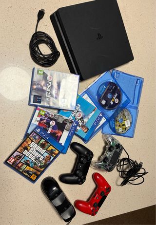 PS4 (PlayStation 4) Negra + 4 Juegos