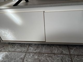 Mueble TV salón gris y blanco