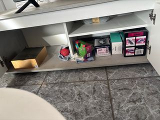 Mueble TV salón gris y blanco