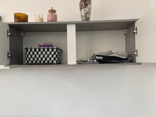 Mueble TV salón gris y blanco