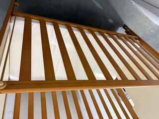 Cuna de bebé con osito y colchón