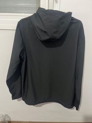 Chaqueta New Balance Negra con Capucha