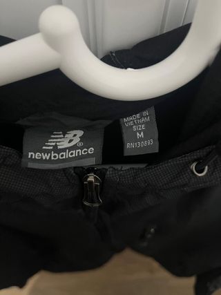 Chaqueta New Balance Negra con Capucha