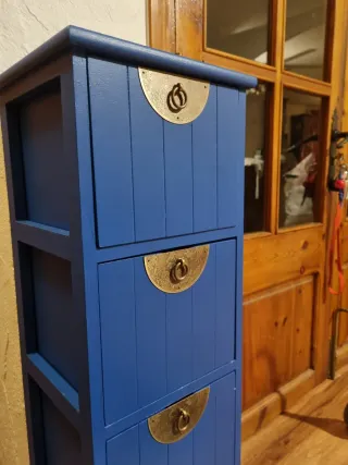 Cajonera azul restaurada con tiradores dorados