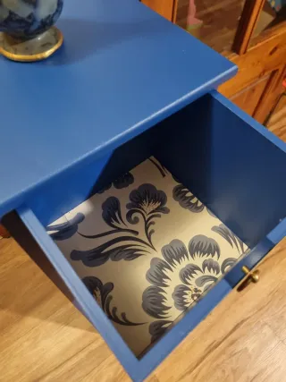 Cajonera azul restaurada con tiradores dorados