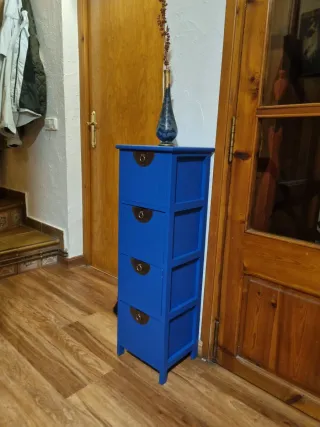 Cajonera azul restaurada con tiradores dorados