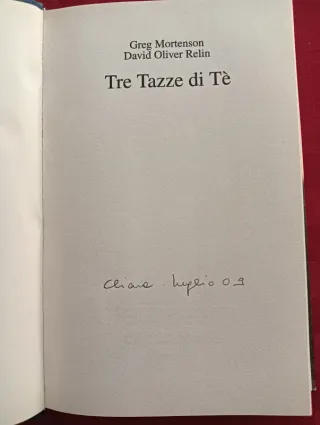 Libro tre tazze di tè. Copertina rigida.