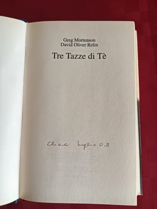 Libro tre tazze di tè. Copertina rigida.