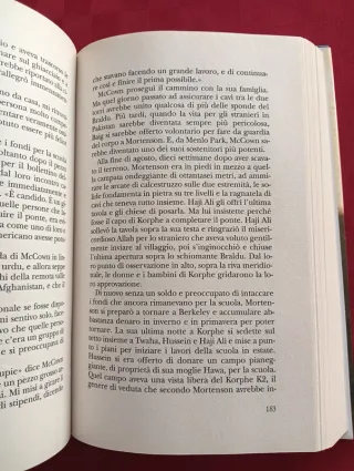 Libro tre tazze di tè. Copertina rigida.