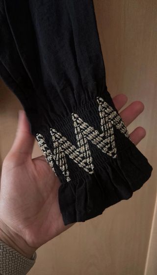 Blusa mujer cuello alto bordado