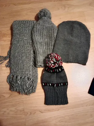 Lote bufanda y 3 gorros grises