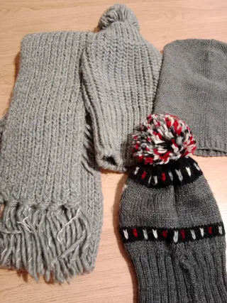 Lote bufanda y 3 gorros grises