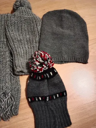 Lote bufanda y 3 gorros grises