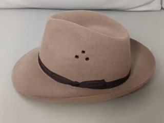 Sombrero beige con cinta negra Fernández y Roche.