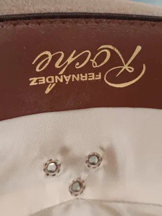 Sombrero beige con cinta negra Fernández y Roche.