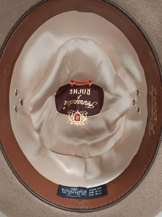 Sombrero beige con cinta negra Fernández y Roche.