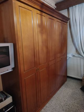 Armario antiguo de madera maciza