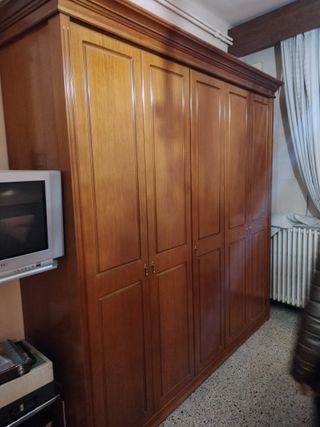 Armario antiguo de madera maciza