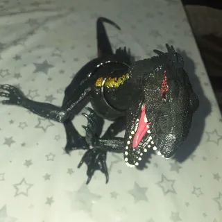 Dinosaurio de juguete negro
