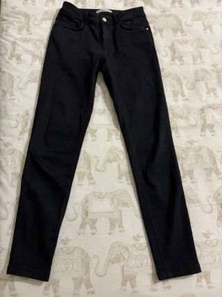 Pantalón pitillo Stradivarius negro