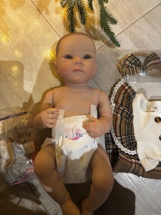 Bambola reborn con fiocco a quadri