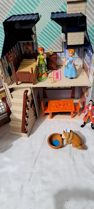 Casa de juguete con figuras de peter pan