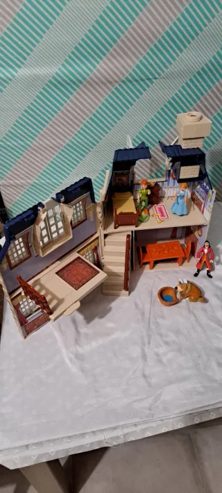 Casa de juguete con figuras de peter pan
