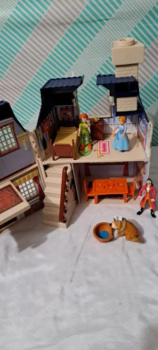 Casa de juguete con figuras de peter pan