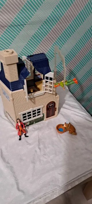 Casa de juguete con figuras de peter pan