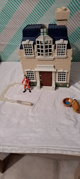 Casa de juguete con figuras de peter pan