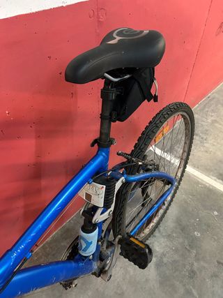 Bicicleta de montaña azul